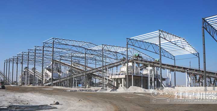 時產800噸生產現場，多臺設備同時作業